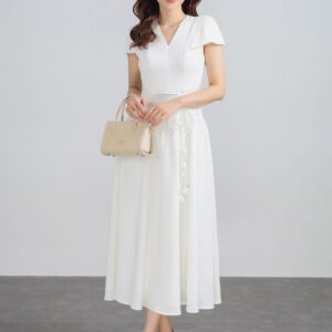 Đầm công sở vải thô xốp dáng suông cổ xẻ V thân váy xếp ly bung tạo xoè eo phối dây thắt tạo kiểu